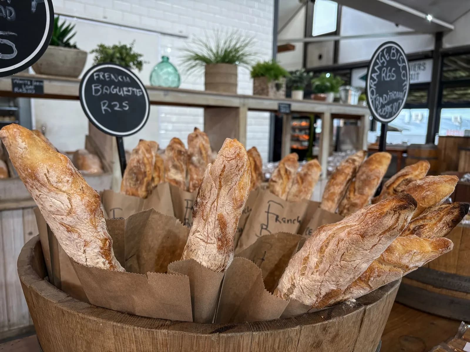Vitrine de boulangerie-pâtisserie garnie