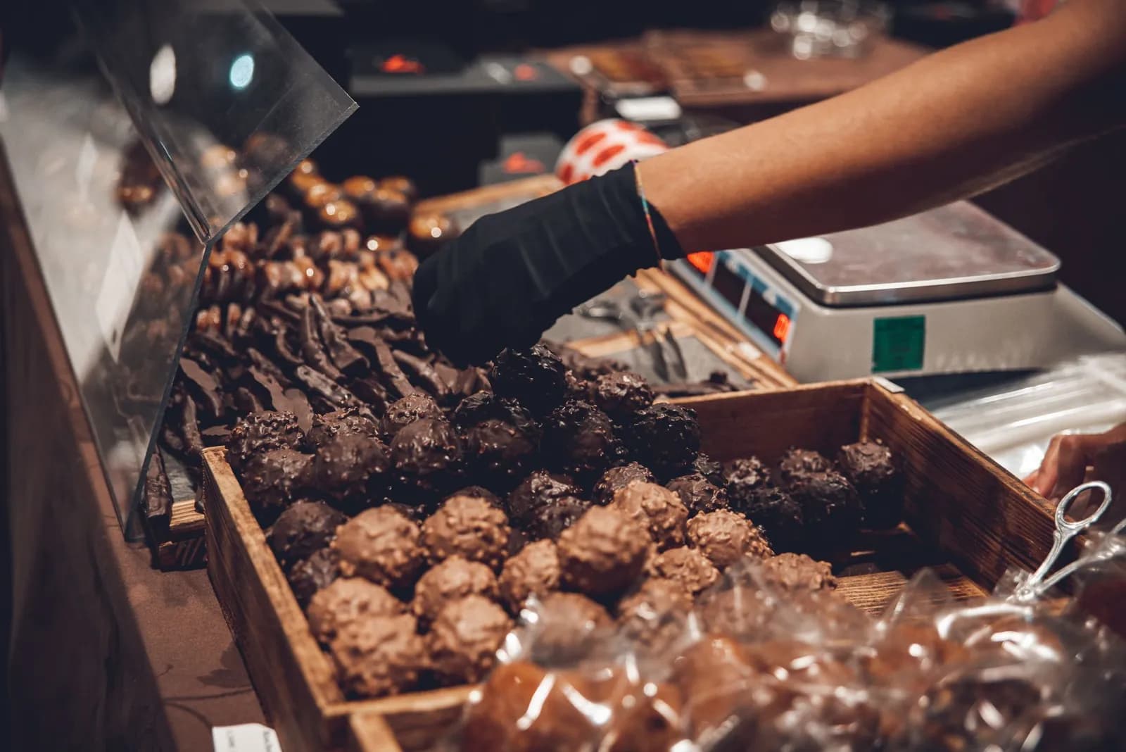 Chocolatier confectionnant ses créations