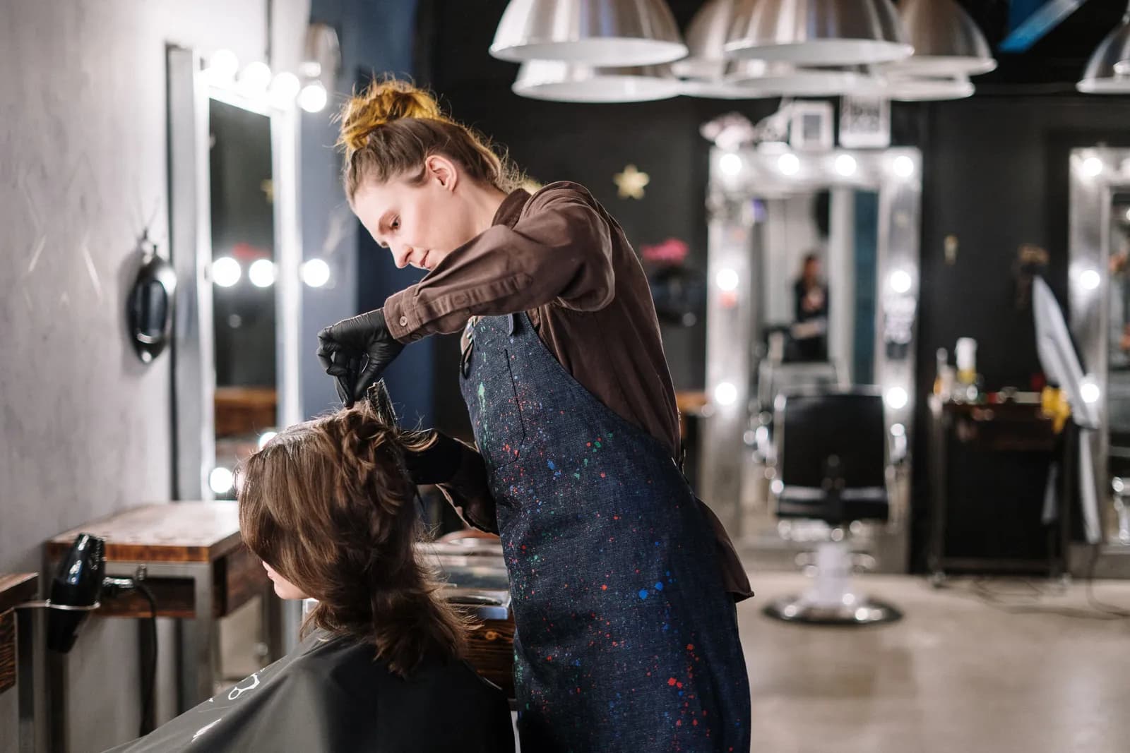 Coiffeur au travail dans son salon