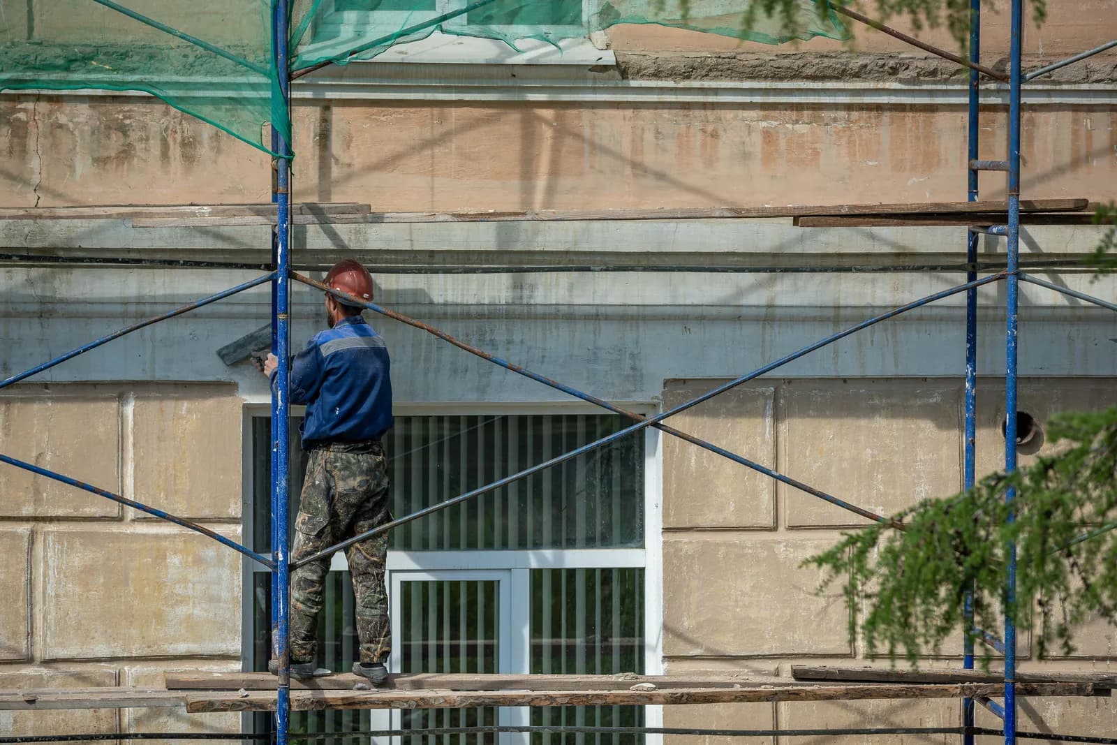 Chantier de rénovation mené par une entreprise générale