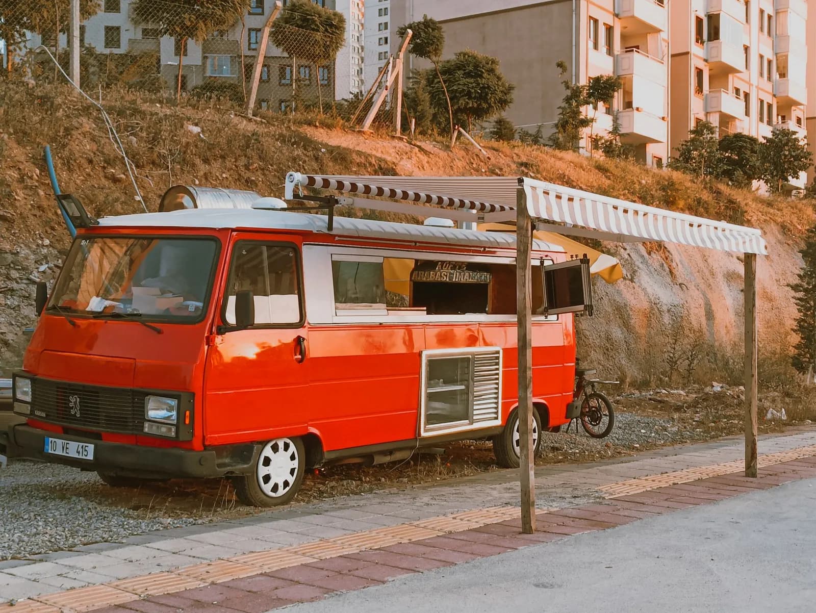 Food truck en service avec ses clients