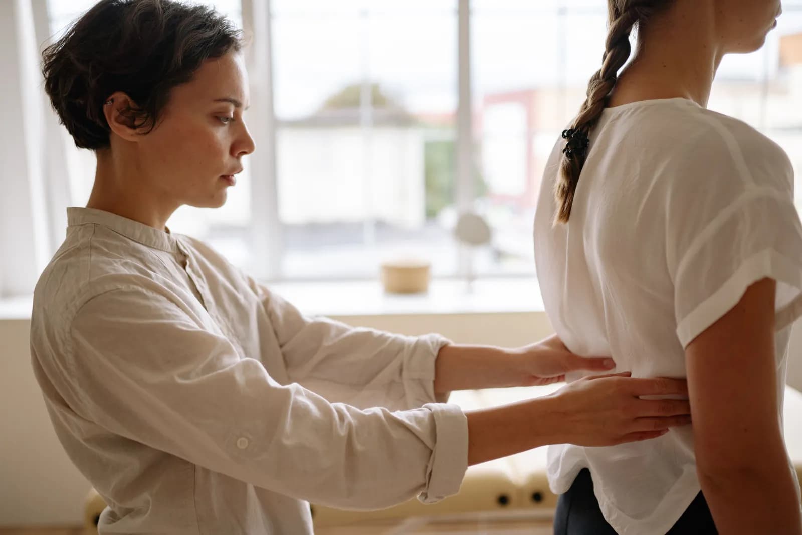 Kinésithérapeute accompagnant un patient en rééducation