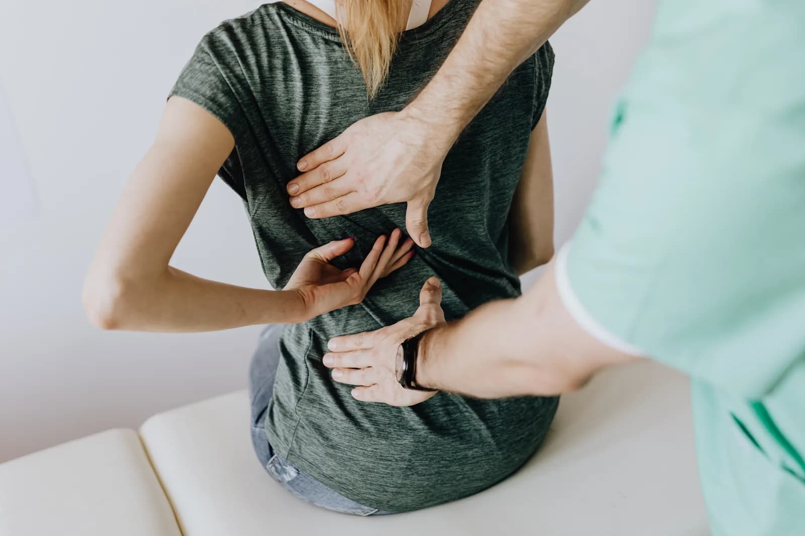Ostéopathe réalisant une consultation
