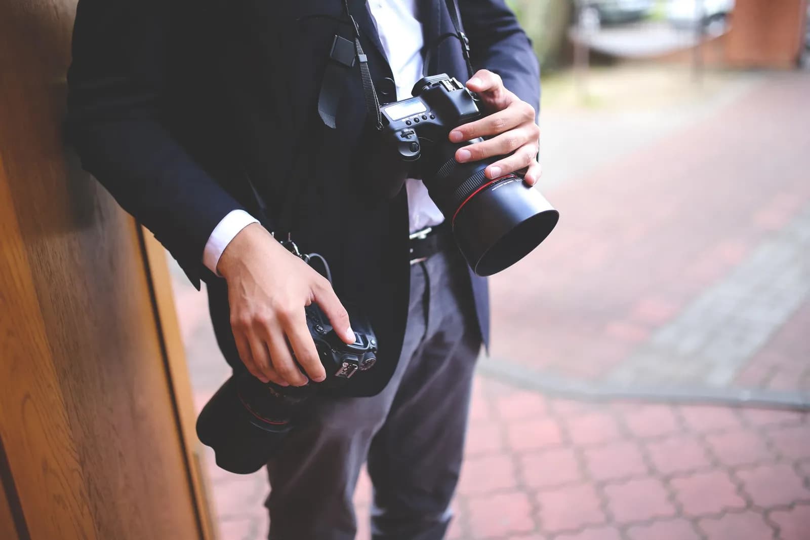 Photographe en shooting avec son appareil