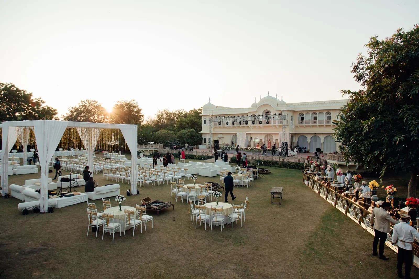 Wedding planner préparant une décoration de mariage